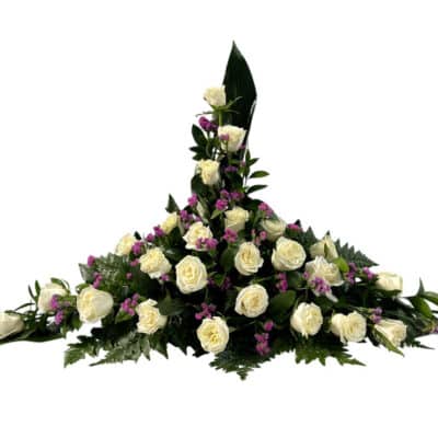 Centro funerario rosas blancas triangular by Floraila